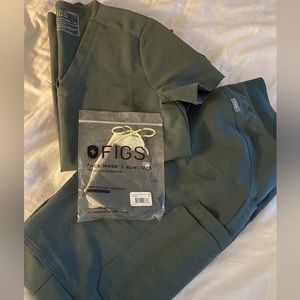 FIGS Moss Set & Mask